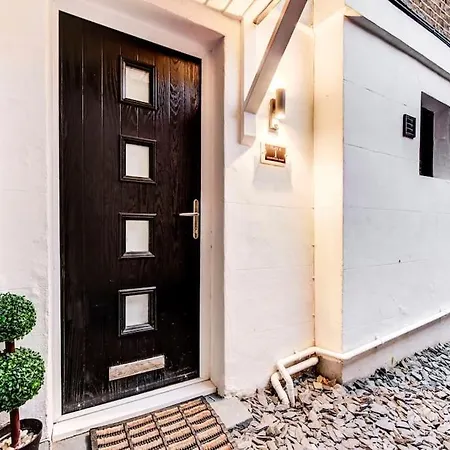 Luxury 1 Bed With Private Terrace & Parking - Heart Of Wanstead Village Apartment *