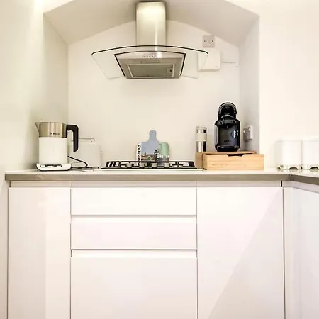 Luxury 1 Bed With Private Terrace & Parking - Heart Of Wanstead Village *