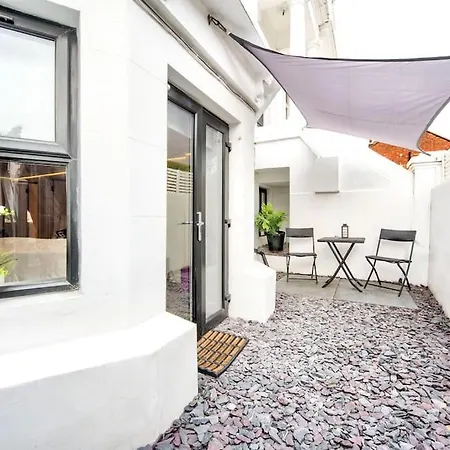 Luxury 1 Bed With Private Terrace & Parking - Heart Of Wanstead Village Apartment *
