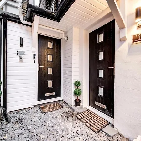 Luxury 1 Bed With Private Terrace & Parking - Heart Of Wanstead Village * London