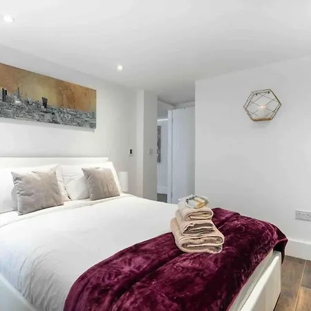 Apartment Luxury 1 Bed With Private Terrace & Parking - Heart Of Wanstead Village *