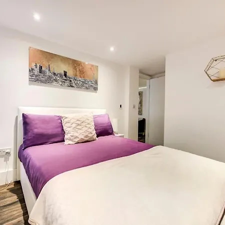 Luxury 1 Bed With Private Terrace & Parking - Heart Of Wanstead Village * London