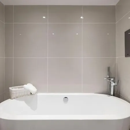 Luxury 1 Bed With Private Terrace & Parking - Heart Of Wanstead Village Apartment