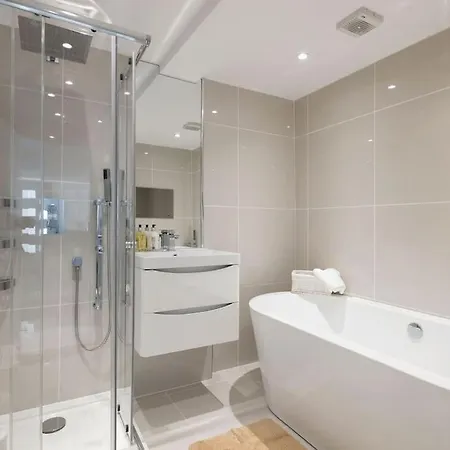 Luxury 1 Bed With Private Terrace & Parking - Heart Of Wanstead Village