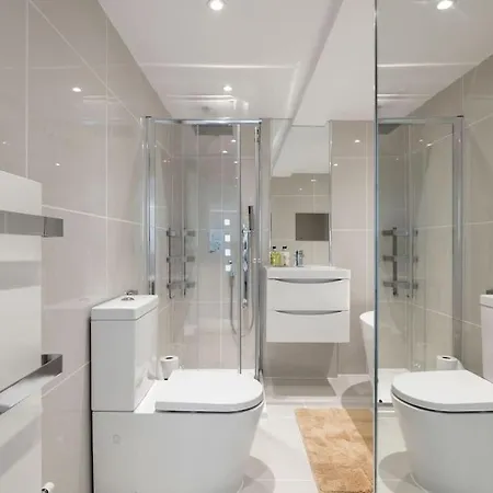 Luxury 1 Bed With Private Terrace & Parking - Heart Of Wanstead Village Apartment *