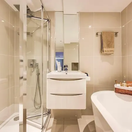 Luxury 1 Bed With Private Terrace & Parking - Heart Of Wanstead Village Apartment London