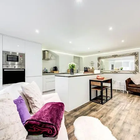 Luxury 1 Bed With Private Terrace & Parking - Heart Of Wanstead Village *