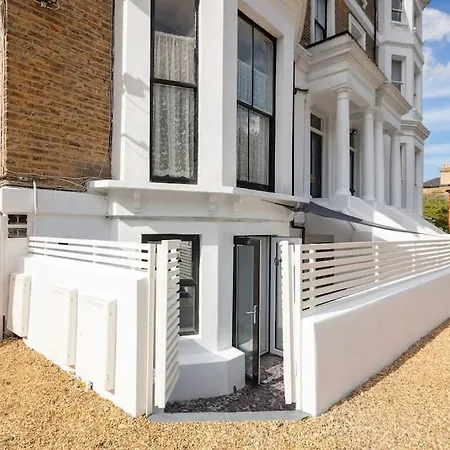 Luxury 1 Bed With Private Terrace & Parking - Heart Of Wanstead Village Apartamento *