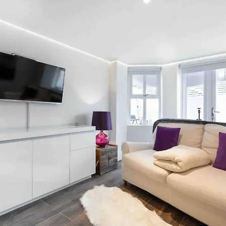Luxury 1 Bed With Private Terrace & Parking - Heart Of Wanstead Village London