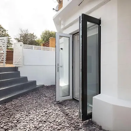 Luxury 1 Bed With Private Terrace & Parking - Heart Of Wanstead Village