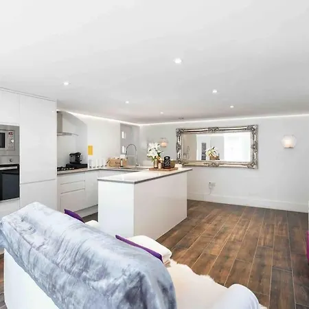 Luxury 1 Bed With Private Terrace & Parking - Heart Of Wanstead Village Apartment *