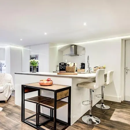 Luxury 1 Bed With Private Terrace & Parking - Heart Of Wanstead Village