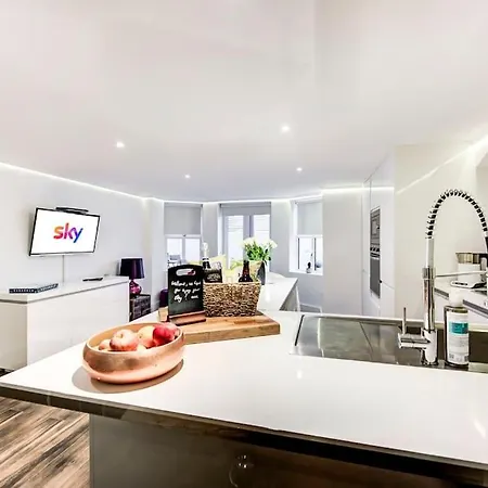 Luxury 1 Bed With Private Terrace & Parking - Heart Of Wanstead Village Apartment London