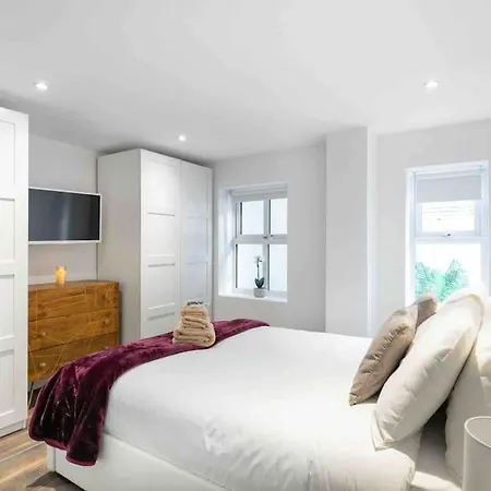 Luxury 1 Bed With Private Terrace & Parking - Heart Of Wanstead Village *