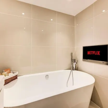 Luxury 1 Bed With Private Terrace & Parking - Heart Of Wanstead Village