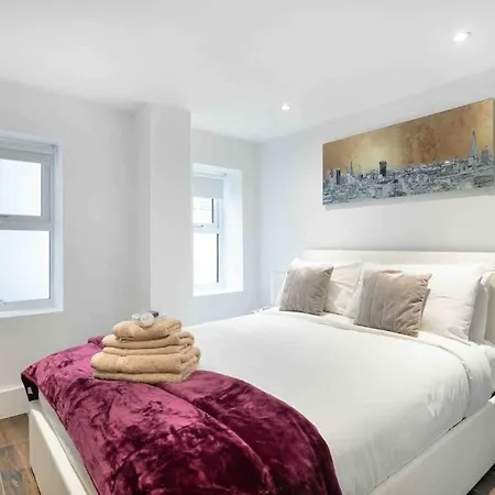 Apartment Luxury 1 Bed With Private Terrace & Parking - Heart Of Wanstead Village London