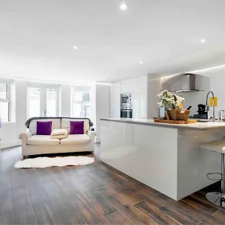 Luxury 1 Bed With Private Terrace & Parking - Heart Of Wanstead Village London