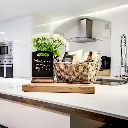 Luxury 1 Bed With Private Terrace & Parking - Heart Of Wanstead Village Apartment *