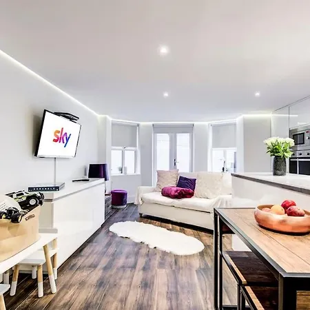 Luxury 1 Bed With Private Terrace & Parking - Heart Of Wanstead Village Apartment *