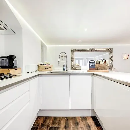 Apartment Luxury 1 Bed With Private Terrace & Parking - Heart Of Wanstead Village *