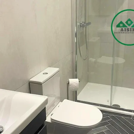 Aisiki At Enfield, Airconditioned & Pet-friendly Ground Floor 3 Bedrooms & 2 Bathrooms Flat With King Or Twin Beds With Garden And Free Wi-fi & Parking *