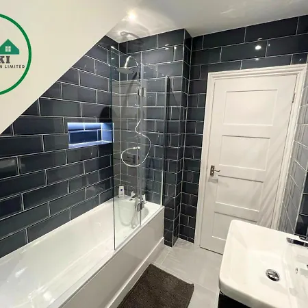Aisiki At Enfield, Airconditioned & Pet-friendly Ground Floor 3 Bedrooms & 2 Bathrooms Flat With King Or Twin Beds With Garden And Free Wi-fi & Parking * London