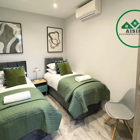 Aisiki At Enfield, Airconditioned & Pet-friendly Ground Floor 3 Bedrooms & 2 Bathrooms Flat With King Or Twin Beds With Garden And Free Wi-fi & Parking *