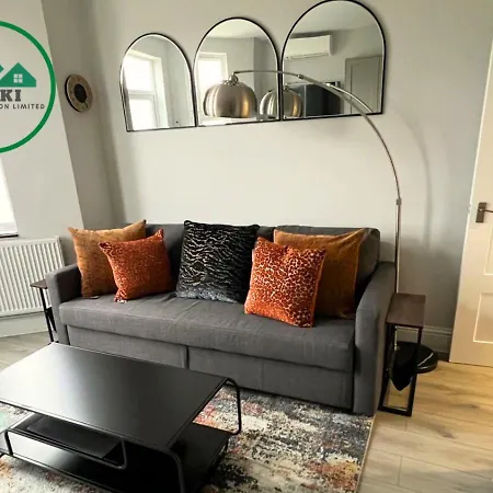 Aisiki At Enfield, Airconditioned & Pet-friendly Ground Floor 3 Bedrooms & 2 Bathrooms Flat With King Or Twin Beds With Garden And Free Wi-fi & Parking