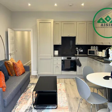 Aisiki At Enfield, Airconditioned & Pet-friendly Ground Floor 3 Bedrooms & 2 Bathrooms Flat With King Or Twin Beds With Garden And Free Wi-fi & Parking * London