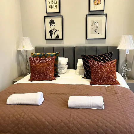 Aisiki At Enfield, Airconditioned & Pet-friendly Ground Floor 3 Bedrooms & 2 Bathrooms Flat With King Or Twin Beds With Garden And Free Wi-fi & Parking London