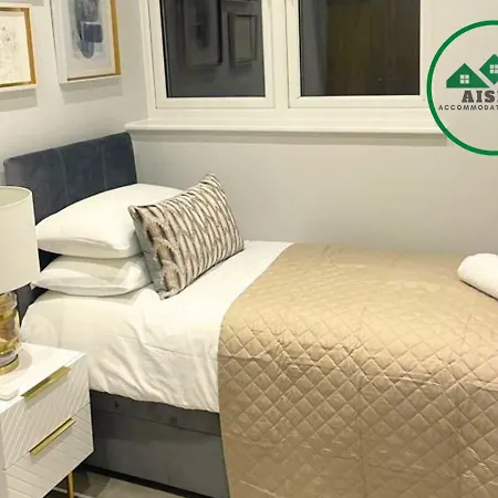 Apartment Aisiki At Enfield, Airconditioned & Pet-friendly Ground Floor 3 Bedrooms & 2 Bathrooms Flat With King Or Twin Beds With Garden And Free Wi-fi & Parking London