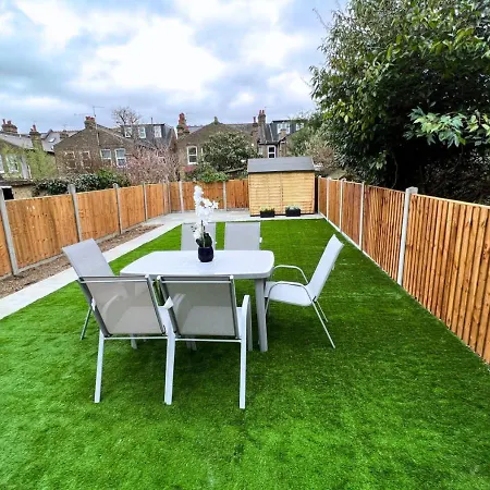Aisiki At Enfield, Airconditioned & Pet-friendly Ground Floor 3 Bedrooms & 2 Bathrooms Flat With King Or Twin Beds With Garden And Free Wi-fi & Parking London