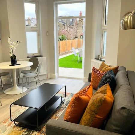 Aisiki At Enfield, Airconditioned & Pet-friendly Ground Floor 3 Bedrooms & 2 Bathrooms Flat With King Or Twin Beds With Garden And Free Wi-fi & Parking Apartment London