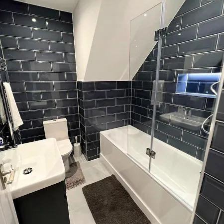 Aisiki At Enfield, Airconditioned & Pet-friendly Ground Floor 3 Bedrooms & 2 Bathrooms Flat With King Or Twin Beds With Garden And Free Wi-fi & Parking Apartment