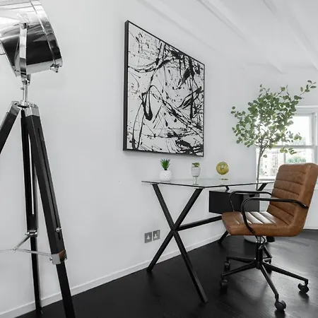 Urban Bourbon At Notting Hill Apartment *