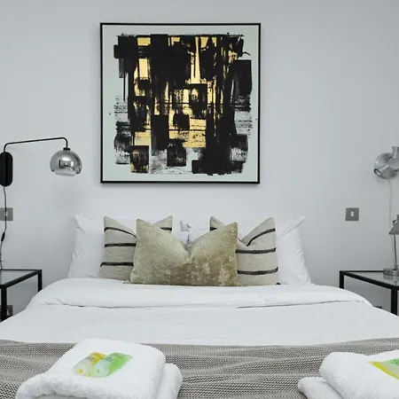 Urban Bourbon At Notting Hill Apartment *
