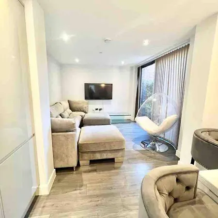 D & D Luxury * Stanmore (Greater London)