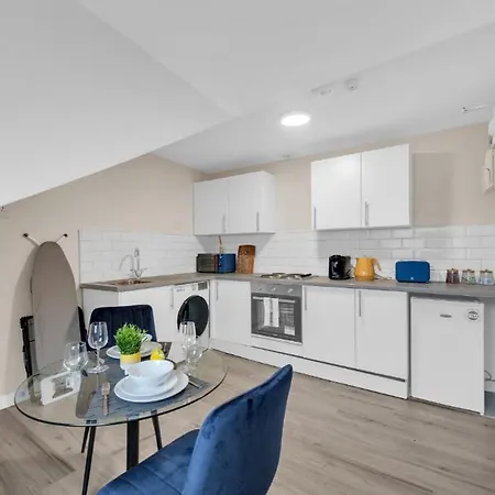 Whimsical Nook: Cozy With Separate Kitchen London