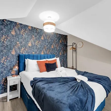 Whimsical Nook: Cozy With Separate Kitchen * London