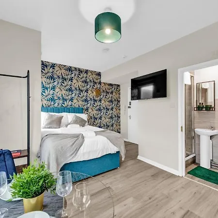 Blue Horizon: Captivating Cityscape Apartment London