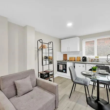 Glimmering Comfort: Spacious For 3! * London