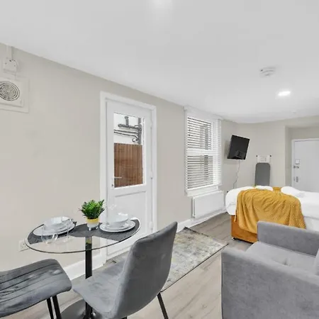 Apartment Glimmering Comfort: Spacious For 3! *