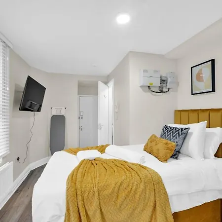 Glimmering Comfort: Spacious For 3! *