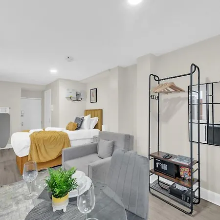 Glimmering Comfort: Spacious For 3! Apartment *