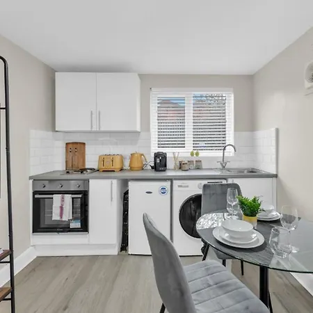 Glimmering Comfort: Spacious For 3! Apartment *