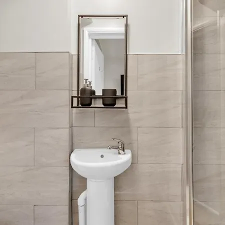 Glimmering Comfort: Spacious For 3! London