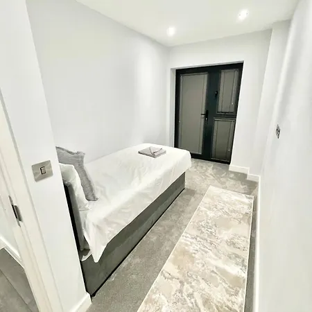D & D Luxury * Stanmore (Greater London)