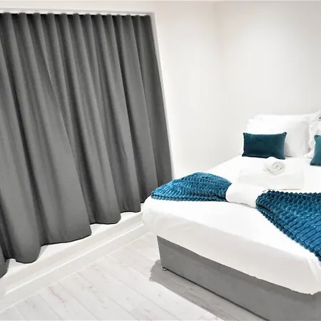 Queens Luxury Wembley Stadium - *