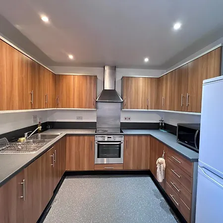 Luxury 2 Beds With 2 Bathrooms, Living Dining & Parking - East London Apartment