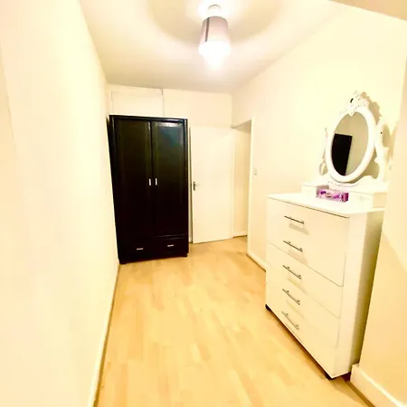Spacious Ground Floor Two Bedroom House On In London Apartment *